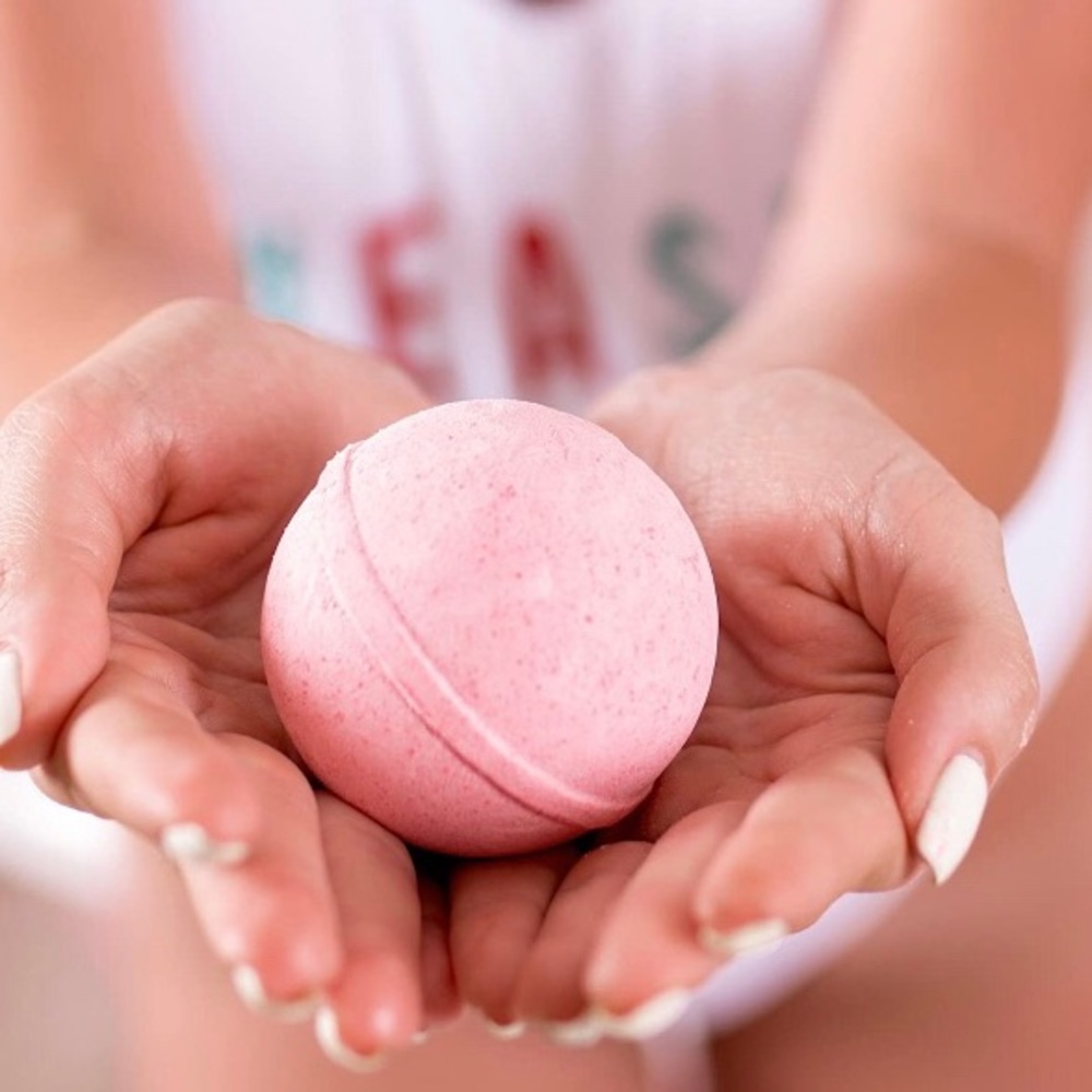 Bath Bomb & Candle Gift Set.